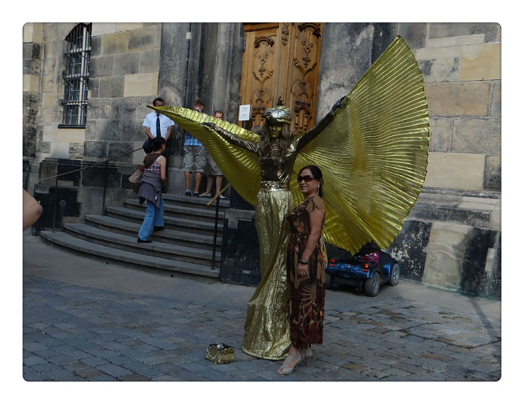圣母教堂门口有一个行为艺术的美女,很多游客都跟她合影.