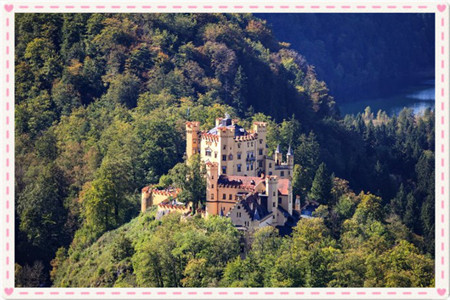 迪士尼的白雪公主城堡,梦幻的新天鹅享有欧洲城堡皇冠的美誉.()